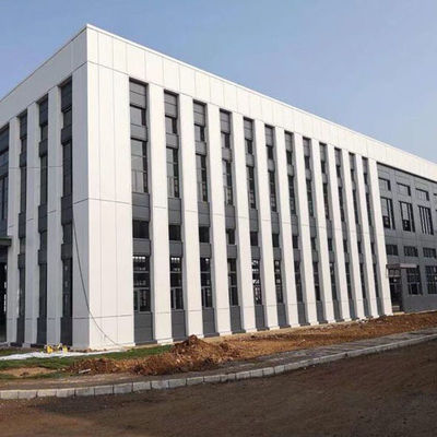 कंक्रीट / स्टील पायर्स फाउंडेशन वेयरहाउस कार्यशाला Q345B स्टील ग्रेड सैंडविच पैनल निर्माण सामग्री
