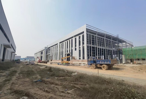 पीयू सैंडविच पैनलों और लचीले डिजाइन के साथ मजबूत कठोरता इस्पात संरचना गोदाम