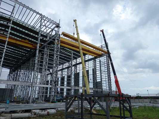 हल्के स्टील Q355 मुख्य फ्रेम और कम निर्माण अवधि के साथ भूकंपीय 9 पॉइंट्स स्टील स्ट्रक्चर वर्कशॉप