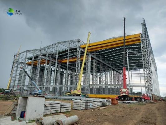 Q235/Q355 ग्रेड स्टील से बना टिकाऊ स्टील स्ट्रक्चर वेयरहाउस और हैंगर, वैकल्पिक हीट इंसुलेशन सिस्टम और कंक्रीट फाउंडेशन के साथ